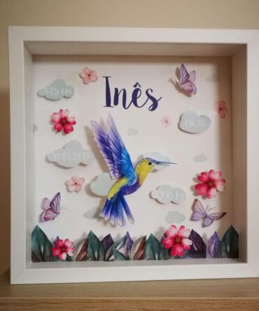 colibri a voar com nuvens e borboletas