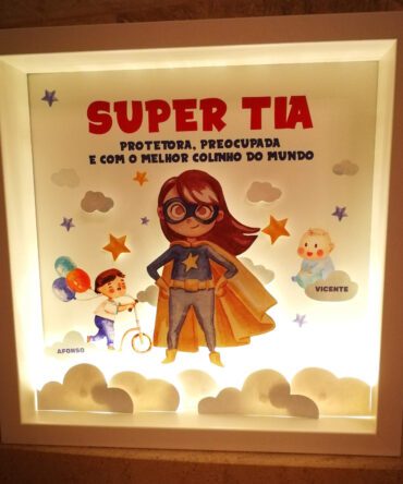 super mulher com capa e sobrinhos