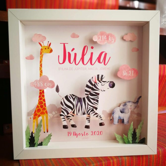 Quadro de nascimento com ilustração de zebra e girafa