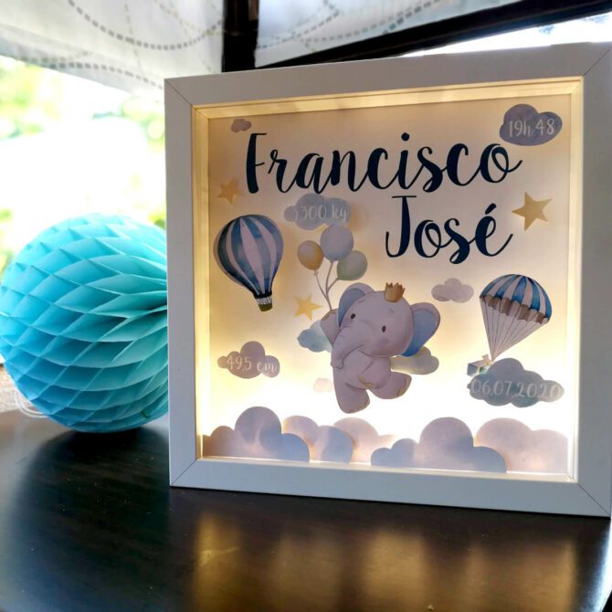 Quadro de nascimento com elefante e balões
