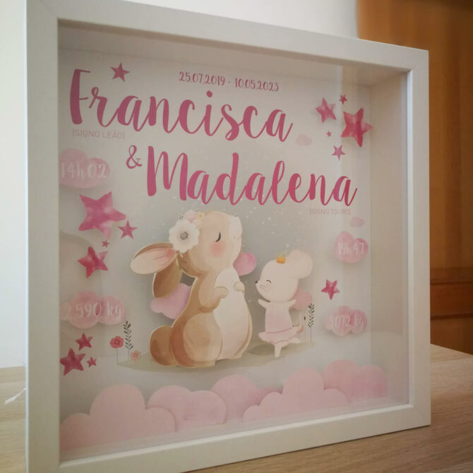 Quadro Amor de Irmãs com ilustração de coelhinha e ratinha.