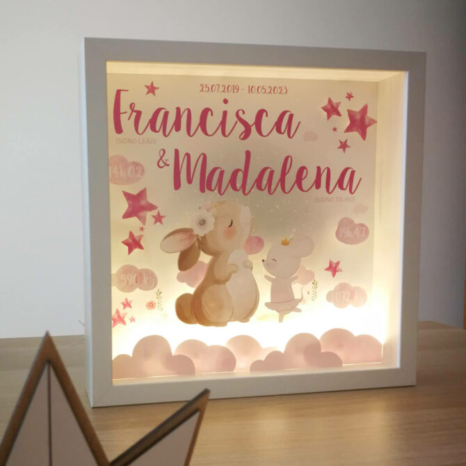 Quadro Amor de Irmãs com ilustração de coelhinha e ratinha.