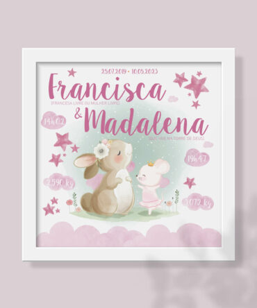 Quadro Amor de Irmãs com ilustração de coelhinha e ratinha.